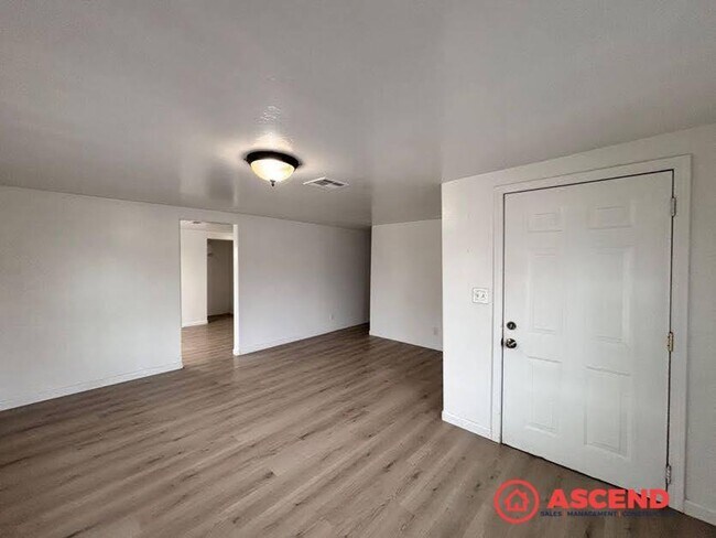 Foto del edificio - 201 E 1st St