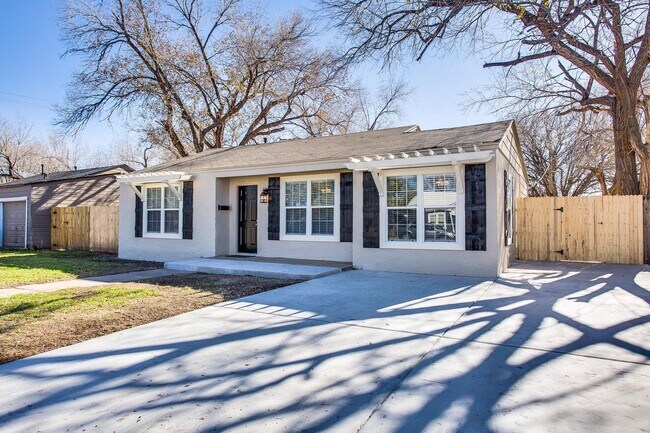 Foto del edificio - PRE -LEASING FOR AUGUST 1ST! Completely Updated! 3 bedroom/2 bath Close to TTU and Medical District
