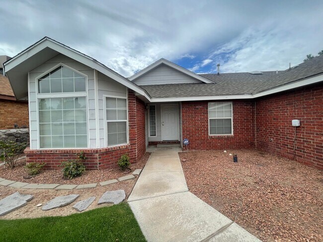 Building Photo - Beautiful 3 Bedroom/2 Bath home located of...