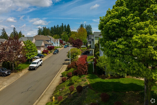 Streets lined with manicured lawns in the Sherwood/ Tualatin North Neighborhood.
