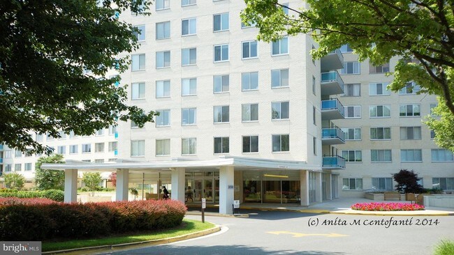 Foto del edificio - 10201 Grosvenor Pl