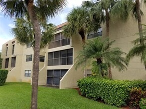 Building Photo - 220 Lakeview Dr