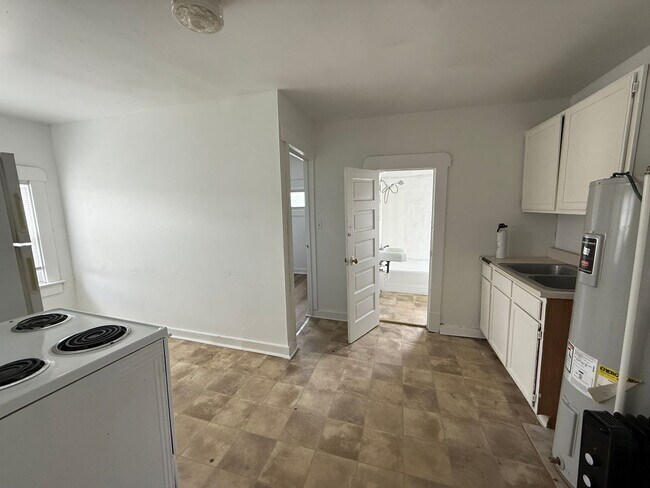 Foto del edificio - 2 bedroom, 1 bathroom Apartment! JULY 2026!