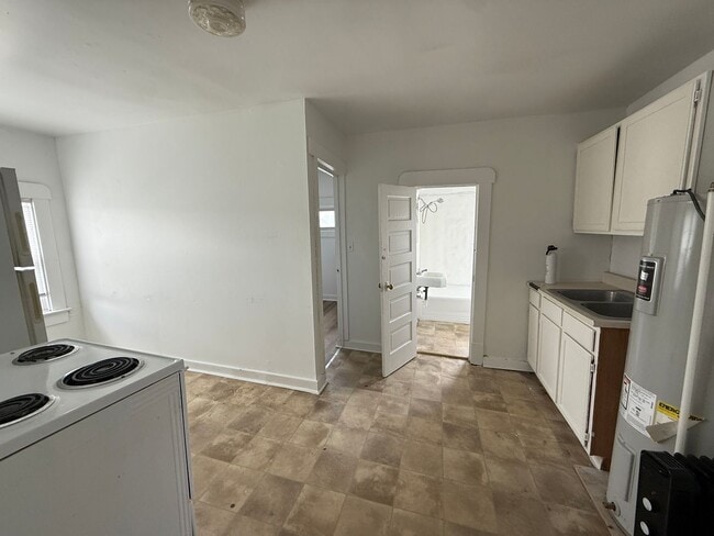 Building Photo - 2 bedroom, 1 bathroom Apartment! JULY 2026!