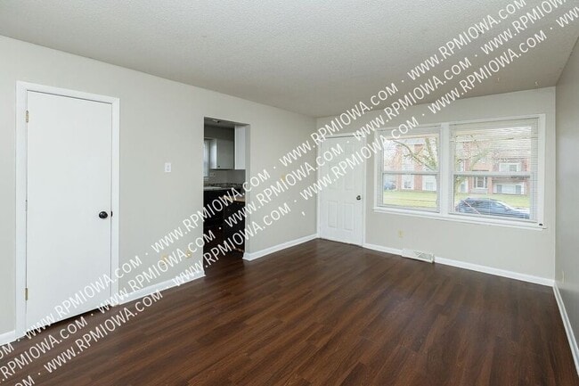 Building Photo - 312 NE Trilein Dr