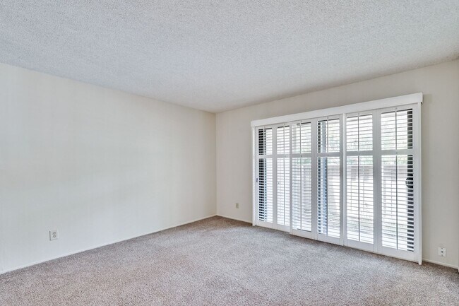 Foto del edificio - 1st floor corner unit - In Door Laundry- Easy Access to 880 and 237