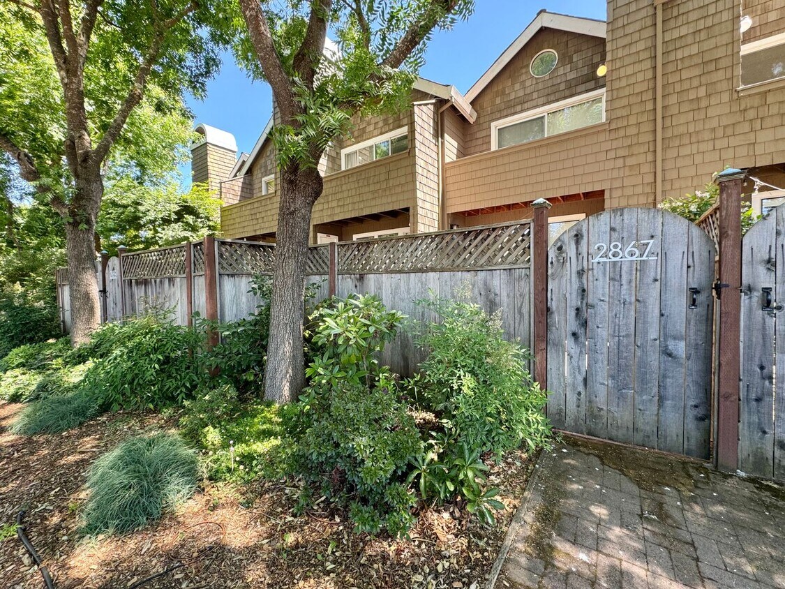 Foto principal - TENTATIVELY RENTED Two Bedroom Napa Condo ...