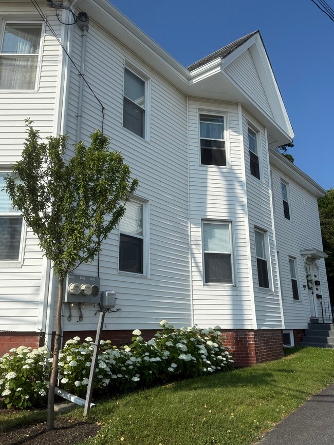Building Photo - 1058 Forest Ave