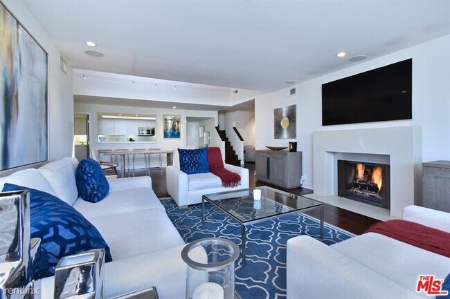 Building Photo - 3 br, 3 bath Condo - 851 N Kings Rd Apt 310