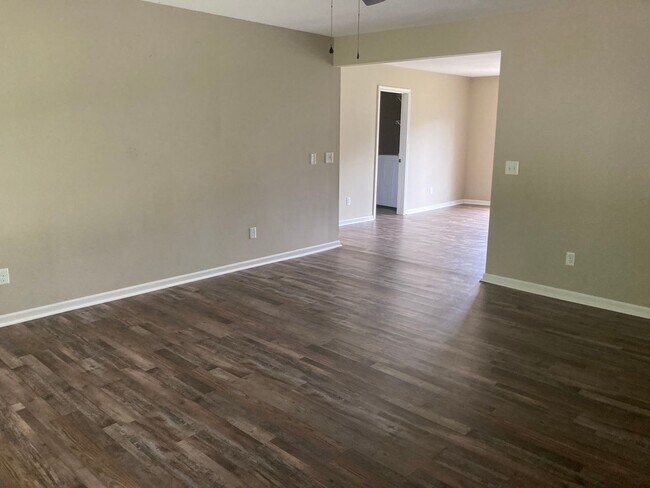 Building Photo - 1402 Valleywood Dr