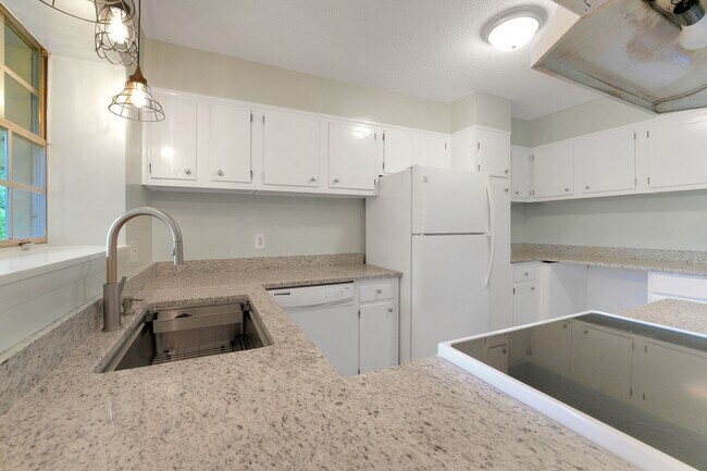 Foto del edificio - Charming 3BR Condo in Charlotte
