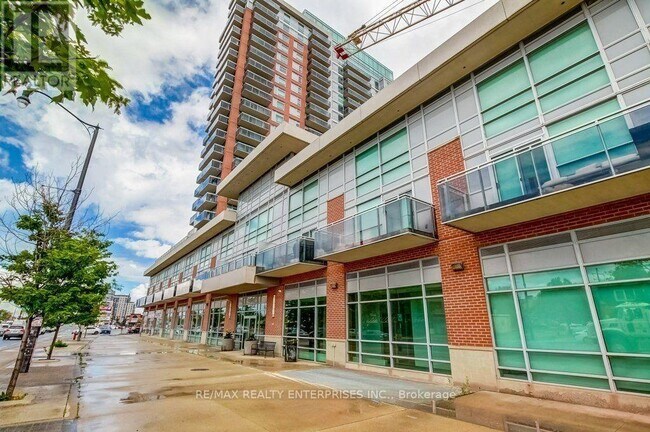 Photo du bâtiment - 215 Queen St E