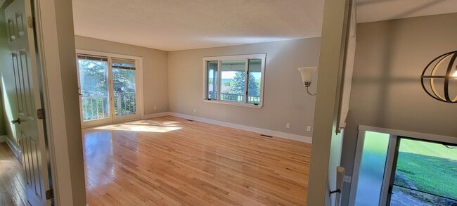 Foto del edificio - Beautiful home with peek a boo views of West Bay on Old Mission Peninsula