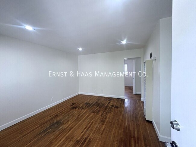 Building Photo - 230 E Hullett St