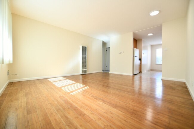 Foto del edificio - 2132 Roosevelt Ave