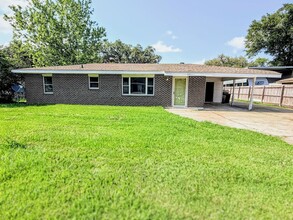 Building Photo - 801 Sundale Dr