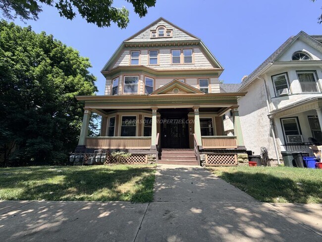 Foto del edificio - 919 Clay Ave