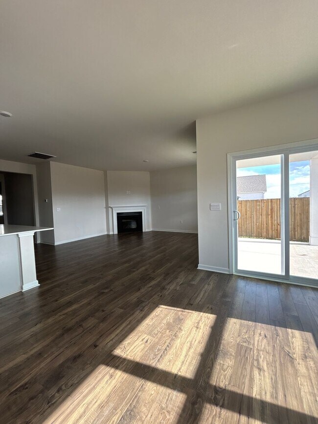 Building Photo - Beautiful 3/2 In Amenity Filled Neighborhood!