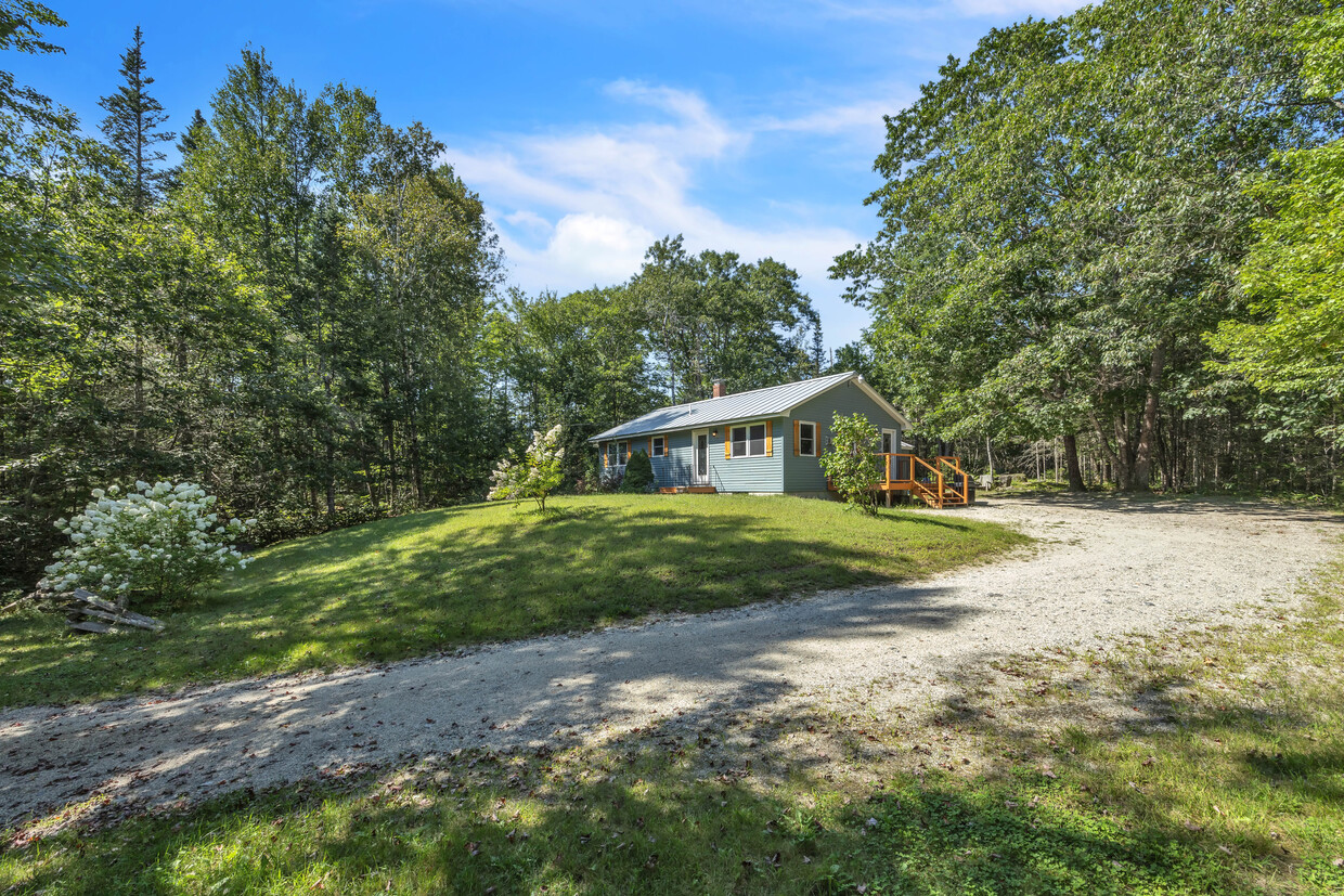 Leading up to the home - 197 Toddy Pond Rd