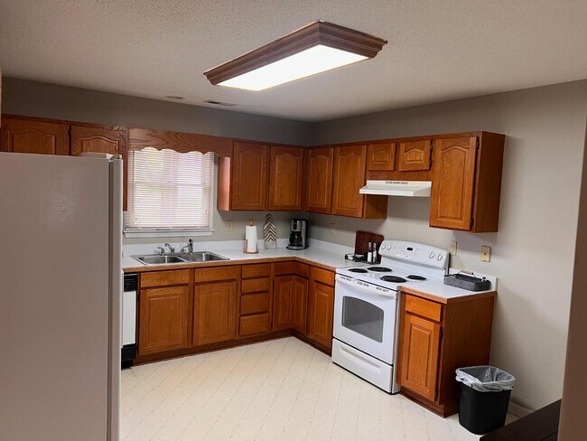 Foto del edificio - 401 Hidden Creek Cir