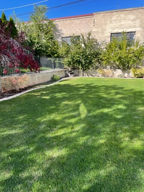 lawn - 1816 S Columbia Ln