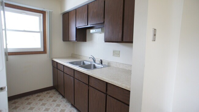 Building Photo - 2 Bedroom Upper Duplex Available Now!