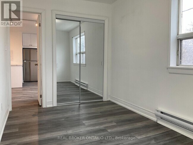 Photo du bâtiment - 2209 Gerrard St E