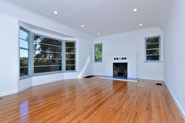 Building Photo - 13632 Oak Canyon Ave