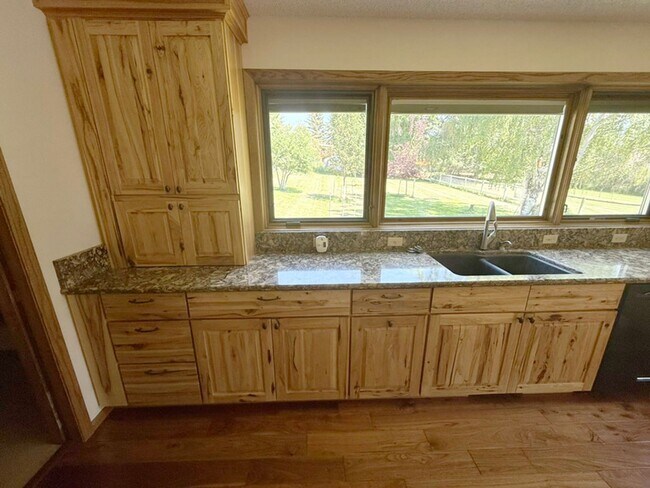 Foto del edificio - Private and Quiet Six Bedroom Home on 1 Acre, Southside Bozeman