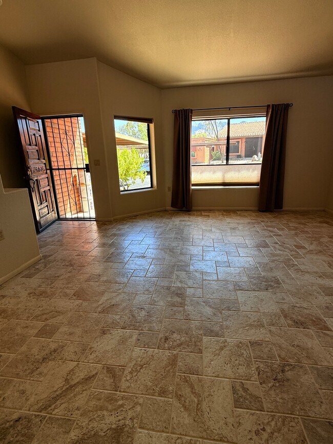 Foto del edificio - 8631 N Little Oak Ln