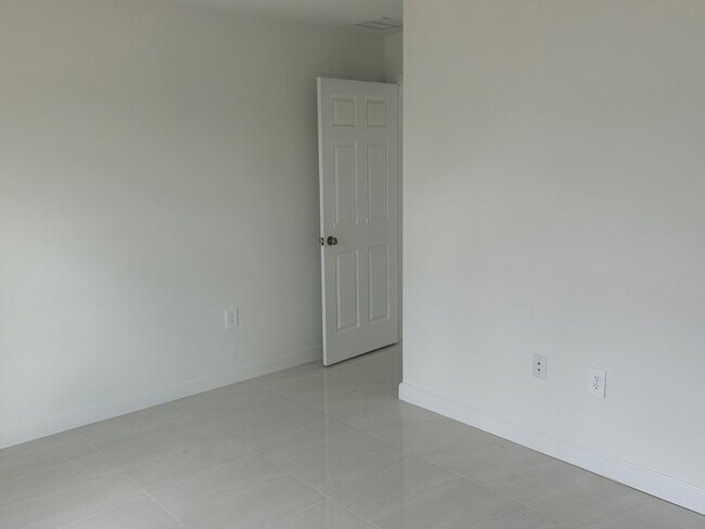 Foto del edificio - 2409-2411 Churchill Ave N