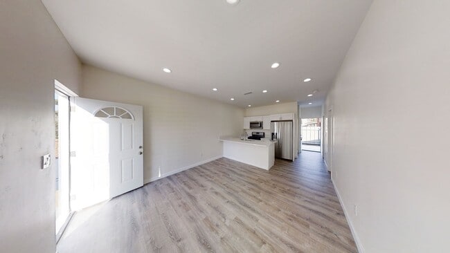 Building Photo - 4BD/2BA, Balcony Views!! (Lease out, pending signatures. Check back in a few days!)