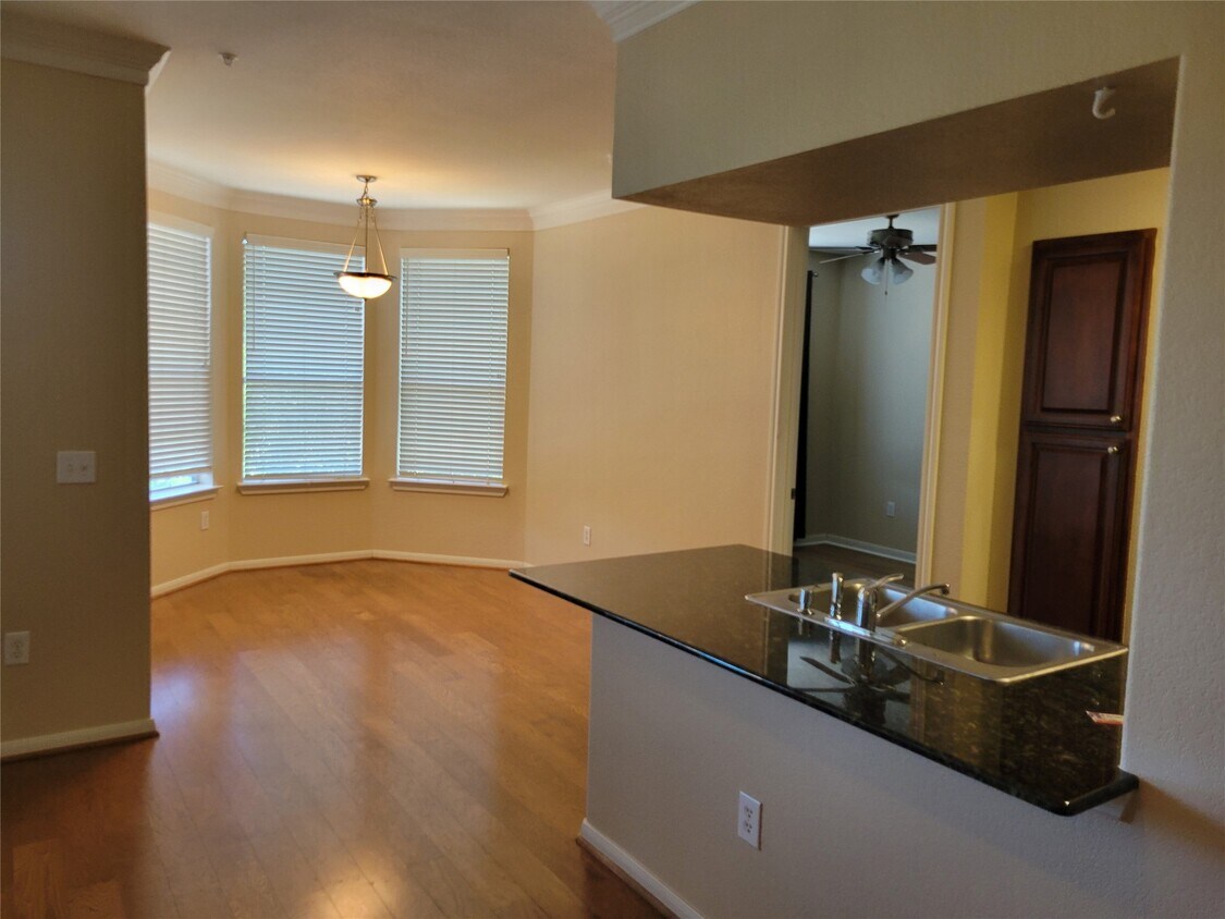 Building Photo - 7575 Kirby Dr