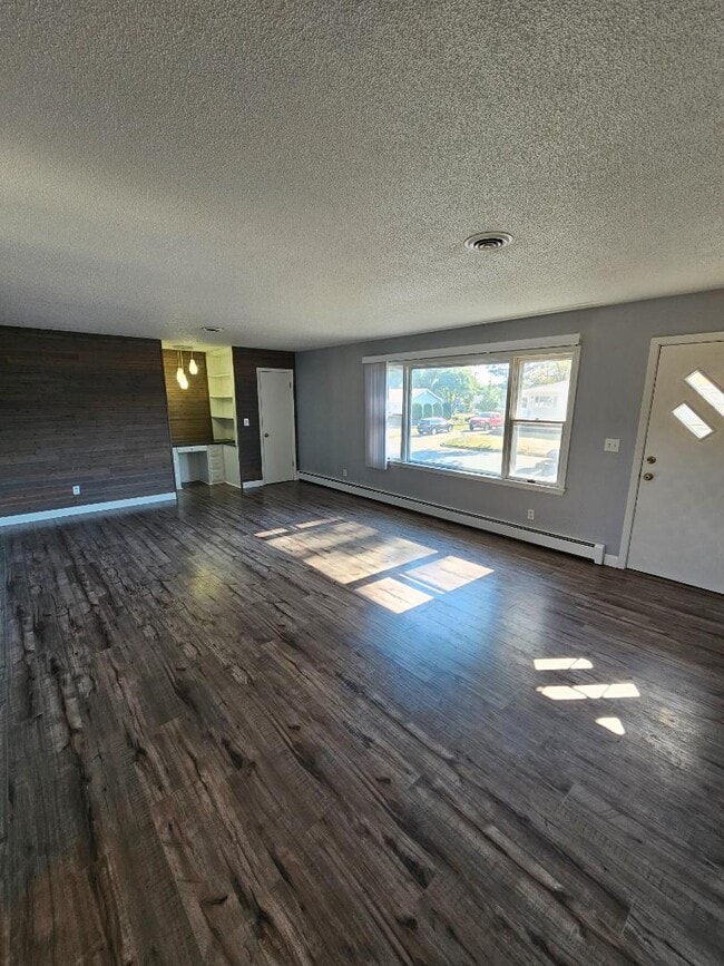 Building Photo - 808 W Sweet Ave