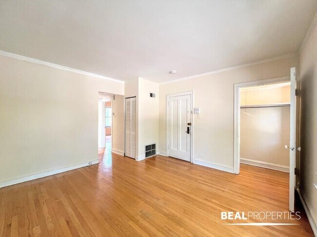 Building Photo - 1 bedroom in CHICAGO IL 60657