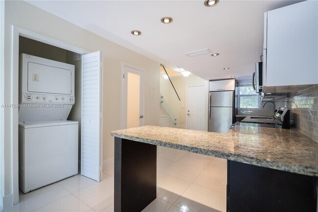 Foto del edificio - 3239 W Trade Ave