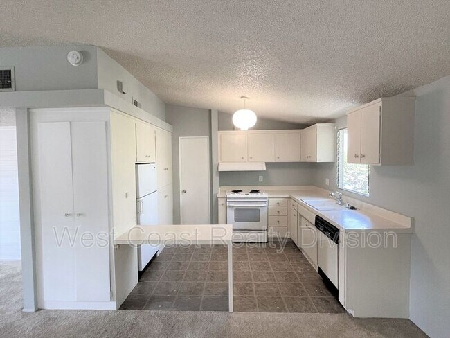 Building Photo - 45900 Ocotillo Dr