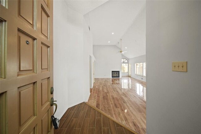 Foto del edificio - 2923 Plantation Wood Ln