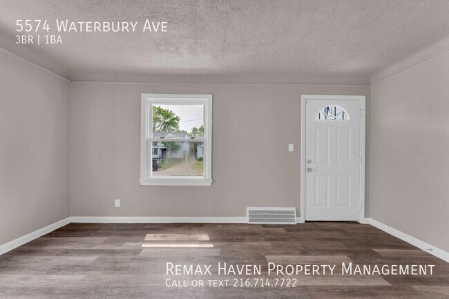 Foto del edificio - 5574 Waterbury, Maple Heights-  Stunning 3...