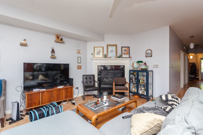 Foto del edificio - 1357 N Artesian Ave