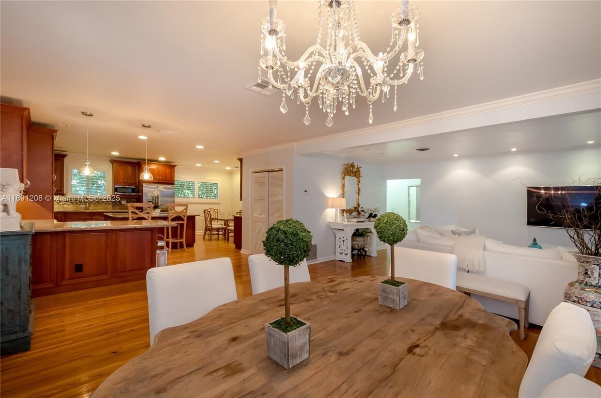 Primary Photo - 605 Altara Ave