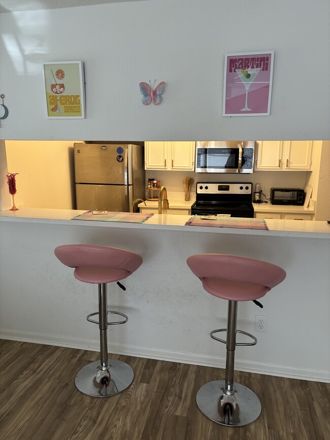 Kitchen bar with stools - 1914 Harbour Dr