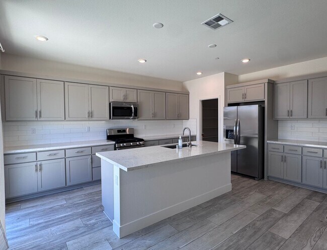 Foto del edificio - Stunning 4 Bedroom 3.5 Bath Home WITH SOLAR in one of Antioch's newest and most desirable neighbo...