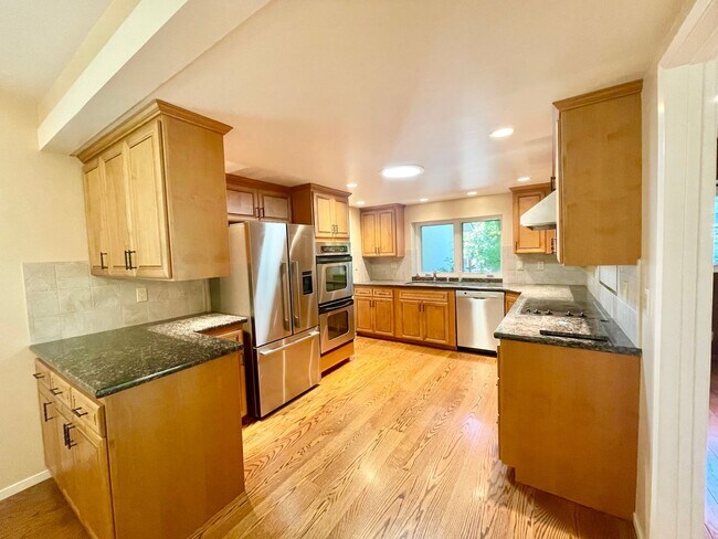 Building Photo - Beautifully Updated 4 Bed 2 Bath Blossom V...
