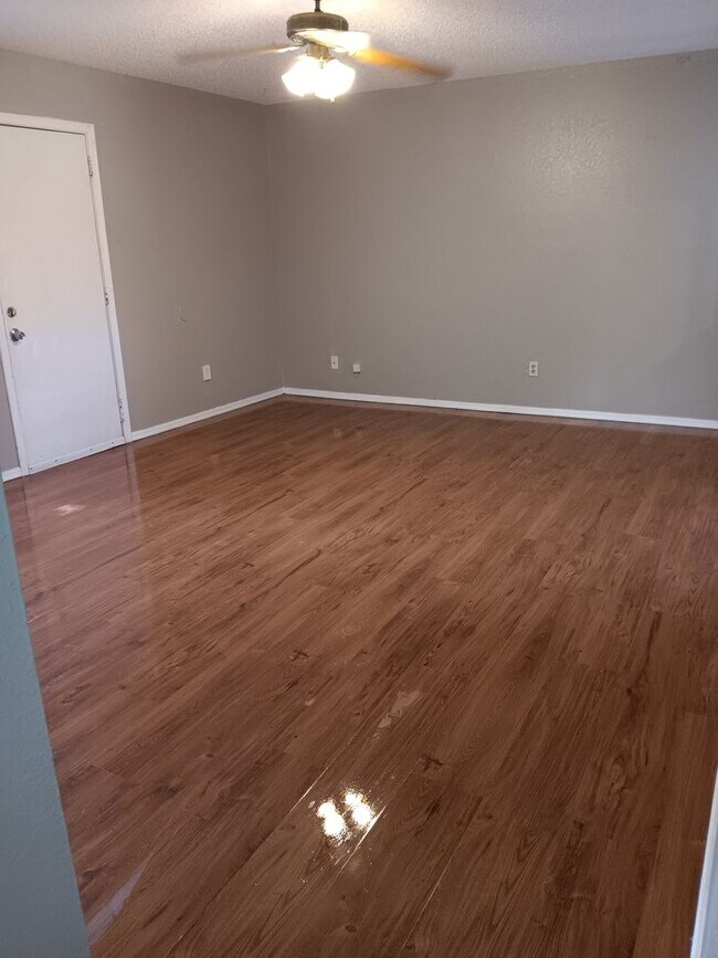 Foto del edificio - Spacious 5-Bedroom Home with Fresh Modern Updates in Midwest City