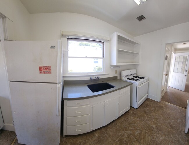 Building Photo - Cute standalone Bungalow in SLO!