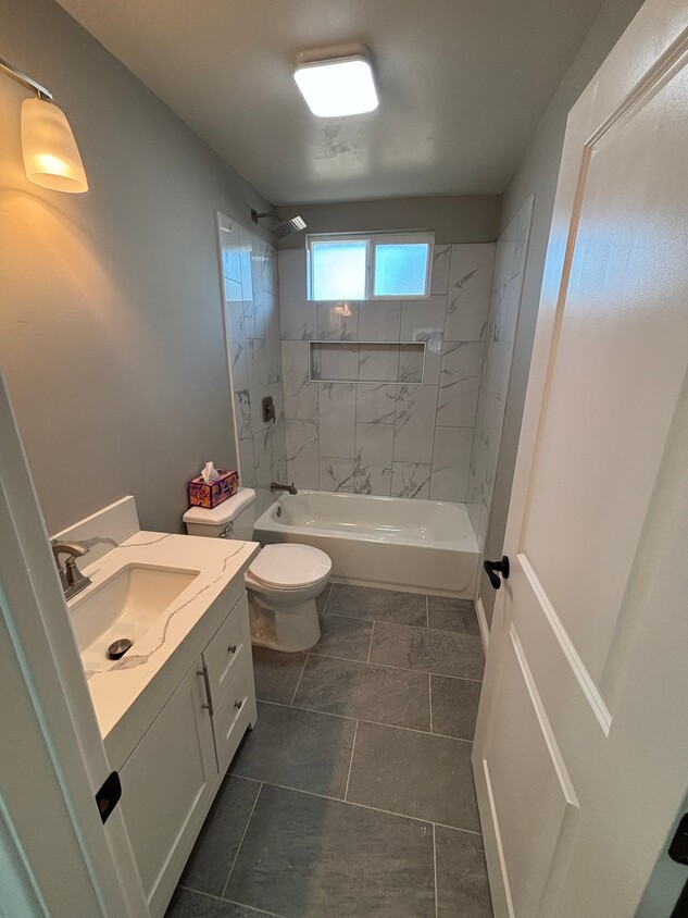 Building Photo - 3552 Bronson St
