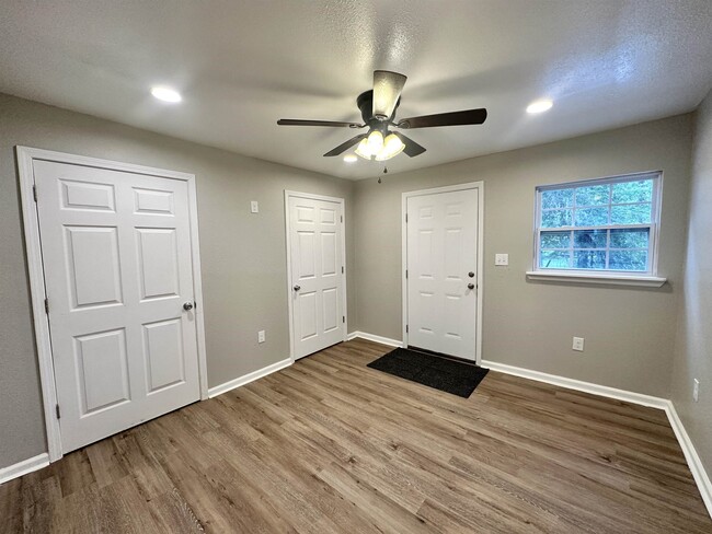 Building Photo - 3025 Creekwood Ln