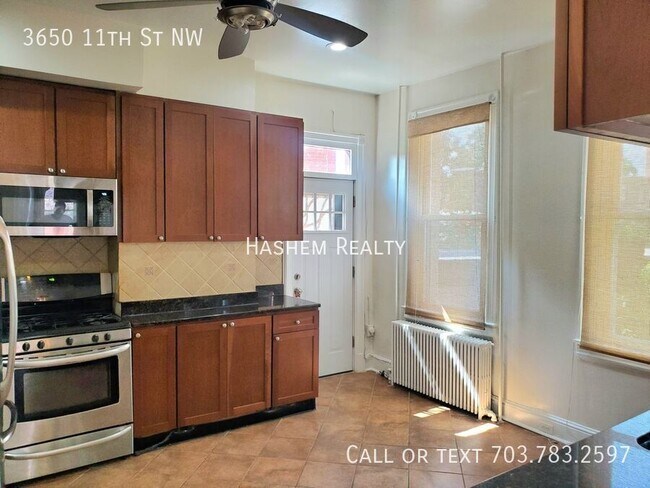 Foto del edificio - 3650 11th St NW