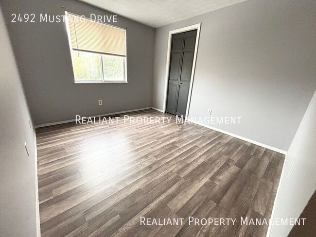 Building Photo - Charming Two-Bedroom Townhouse with Modern...